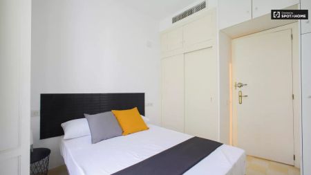 Room in a shared 5-bedroom apartment for rent in Russafa, perfect for professionals and students. - Photo 5