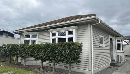 Four bedroom home, available now! - Photo 5