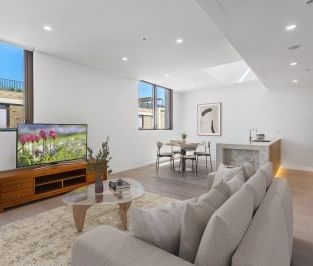Luxurious Oversized One-Bedroom in Brand New 'Balfour Place', Lindf... - Photo 1