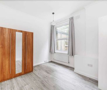 A modern newly refurbished four bedroom apartment located in the heart of Ealing Broadway, suitable for sharers. - Photo 1