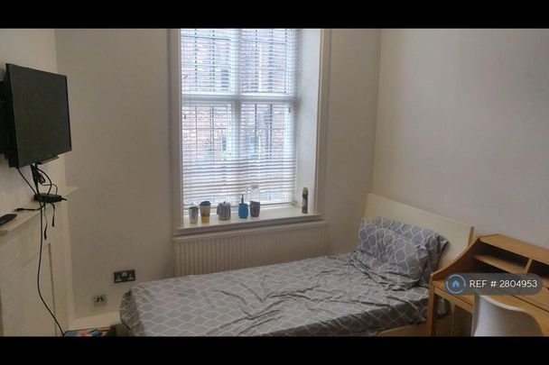 1 bedroom in a flat share to rent - Photo 1
