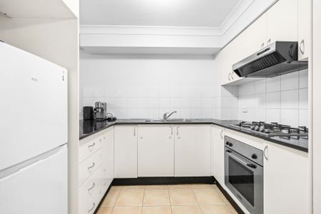 Spacious Ground-Floor Apartment with Oversized Living Area & Entertainer's Balcony – Partially Furnished - Photo 4