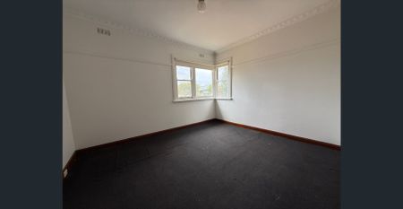 Spacious Three Bedroom Home - Photo 3