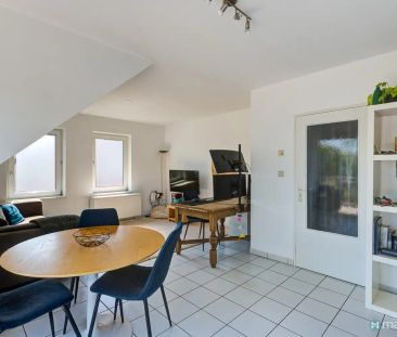 GUNSTIG GELEGEN APPARTEMENT MET 2 SLAAPKAMERS, GARAGE EN AUTOSTAANP... - Foto 2