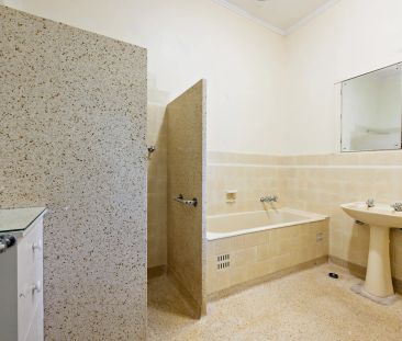 Character Bungalow in Prestigious Heathpool Locale - Photo 3