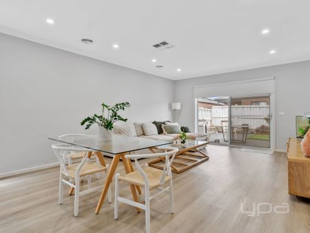 3 BEDROOM GEM WITH DUAL LIVING AREAS - Photo 3