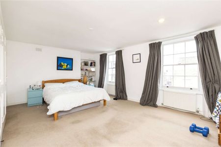 A large and bright two bedroom apartment set on the top floor of this period conversion just moments from Upper Street. - Photo 3