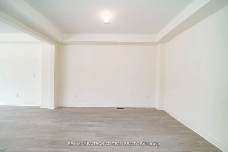 Condo Townhouse For Lease | E9014239 - Photo 2