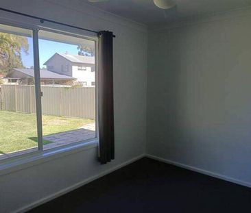 Three bedroom home in great location - Photo 3