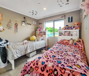 Evergreen Cres : Family-Friendly Living in a Prime Location - Photo 5