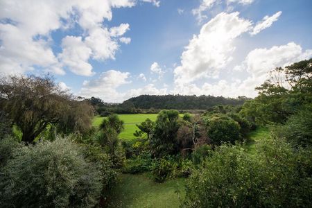 Sunny spacious house with large surround deck - Photo 4