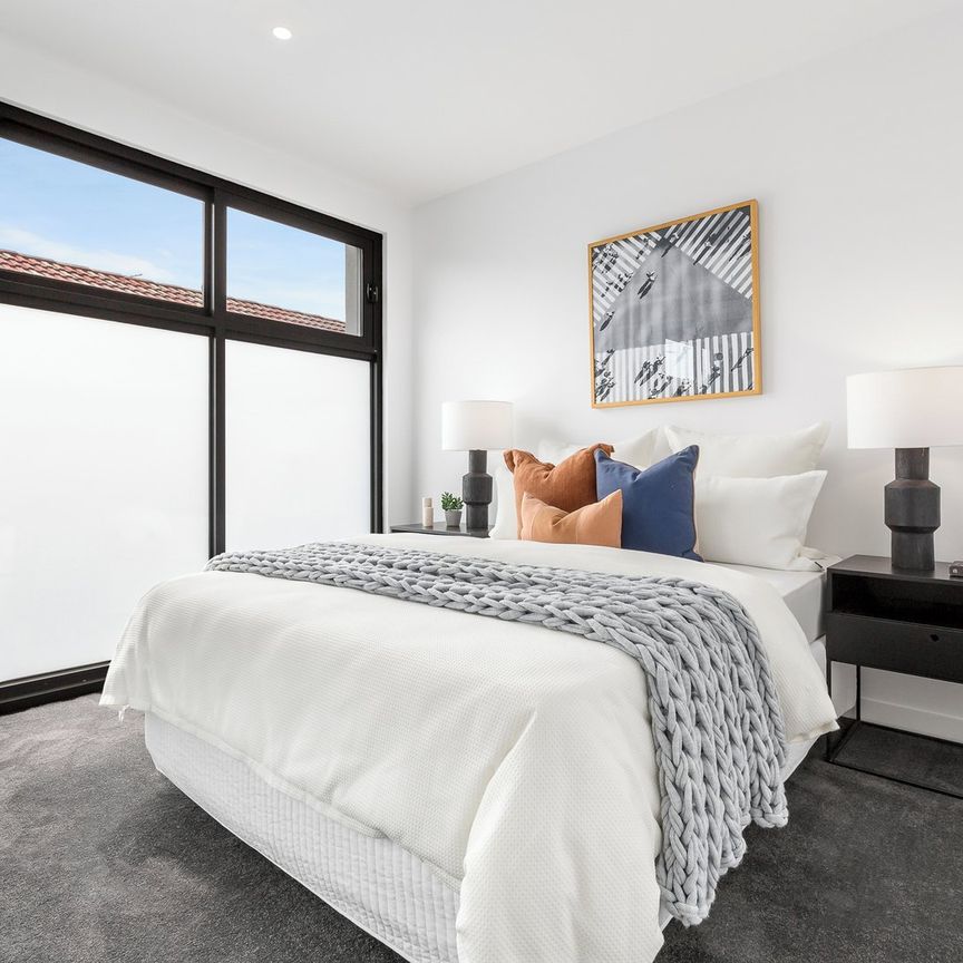 A Refined Retreat in the Heart of Balaclava - Photo 1
