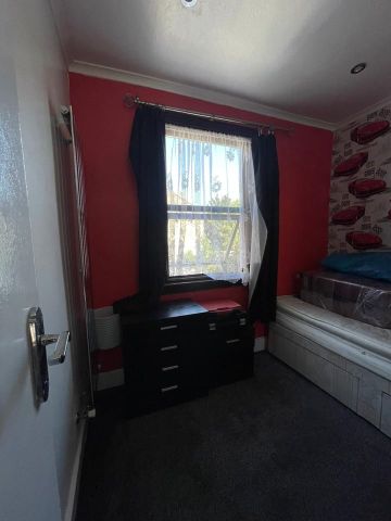 5 Bed Terraced House, Clacton Road, E6 - Photo 3