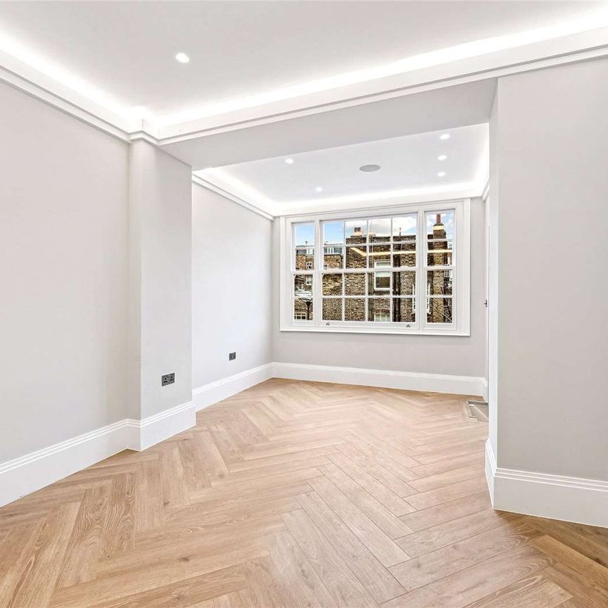 Beautiful newly renovated two bedroom apartment located on a peaceful Knightsbridge garden square. - Photo 1