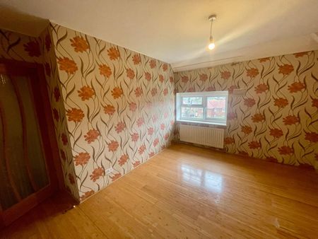 Welcome to this charming terraced house. Boasting three bedrooms, a spacious living room, dining area, fitted kitchen, and a family bathroom, this property offers front and rear gardens. With gas central heating and double glazing, laminate flooring, and a convenient location - Photo 4