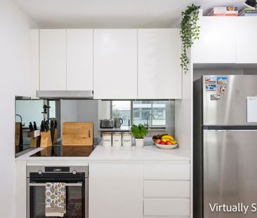 North-Facing Three-Bedroom Apartment with Elevated District Views - Photo 6