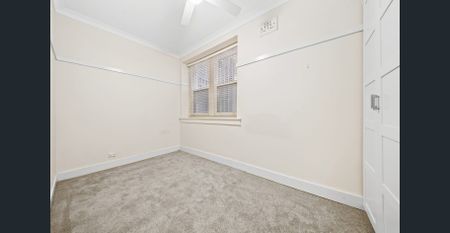 LARGE TWO BEDROOM APARTMENT - Photo 3