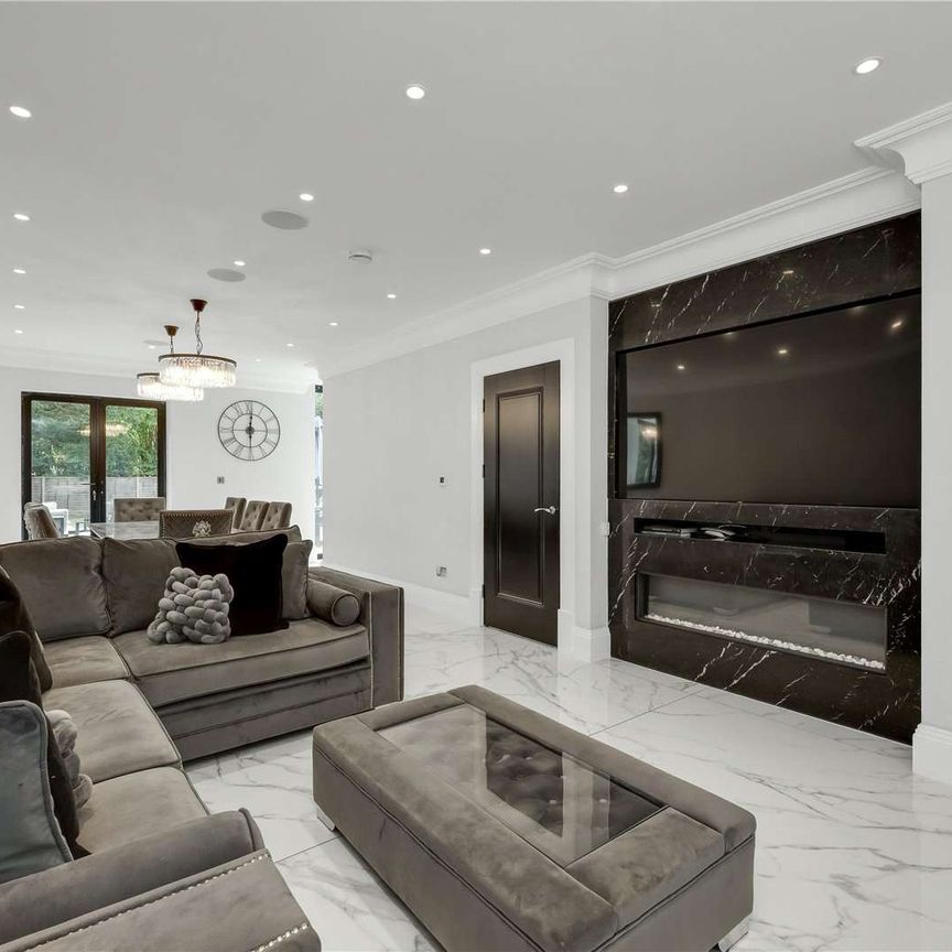 Contemporary executive home available furnished or unfurnished in a central position of the most sought after borough of Elmbridge. - Photo 1