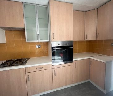 LAINDON, BASILDON - Photo 5