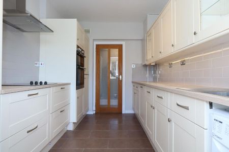 3 bedroom flat to rent - Photo 4