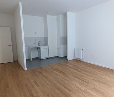 location Appartement F2 DE 49.35m² À CLICHY - Photo 2