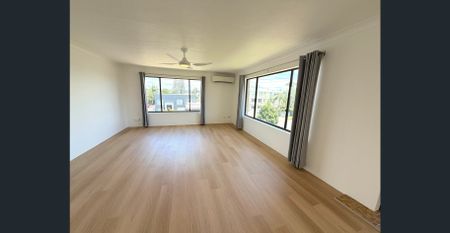Renovated Top Floor Unit – Walk to Broadwater - Photo 2