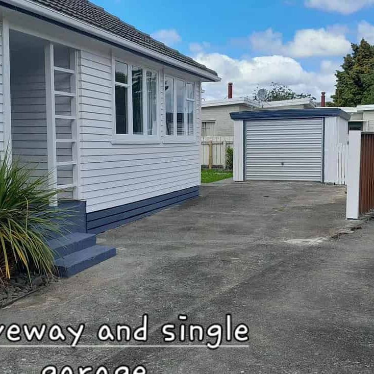 Newly decorated 4BR Home in popular Trentham - Photo 1