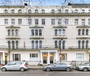 A superb three bedroom apartment located on a sought after garden square in Notting Hill - Photo 1