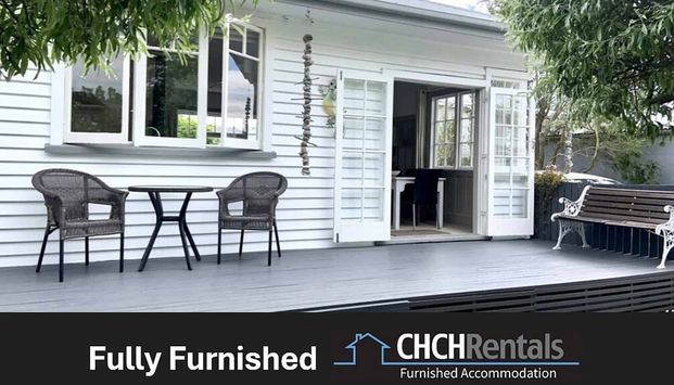 Gorgeous Fully Furnished Bungalow with Beautiful Garden Very Handy to the City! - Photo 1