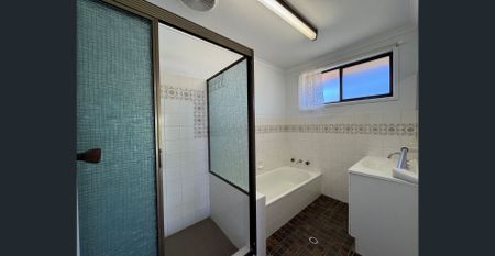 3 BRM BRICK & TILE GOONELLABAH DUPLEX - Photo 5