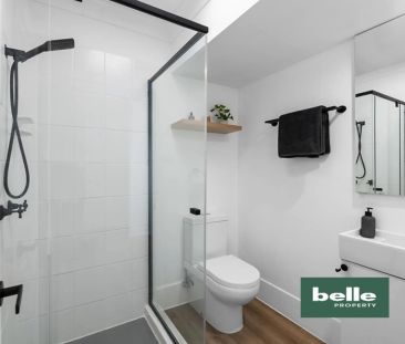 Stylish Top-Floor Apartment with Park Views - Photo 4