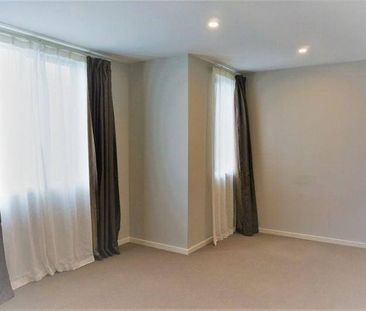 2-Bedroom Apartment, Walking Distance to Springvale Station - Photo 2