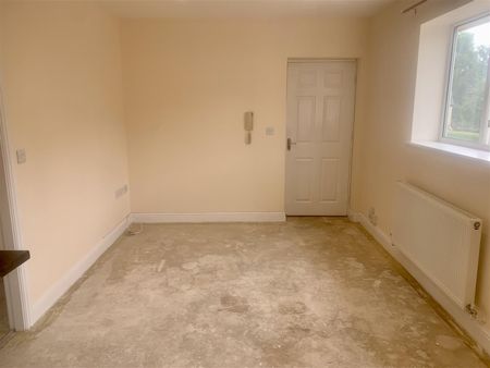 2 bed flat to rent on Ilkeston, Church Street, DE7 - Photo 5