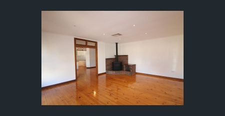 Family Home Close to the Shops & Beach! - Photo 2