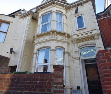 4 bedroom flat to rent - Photo 3