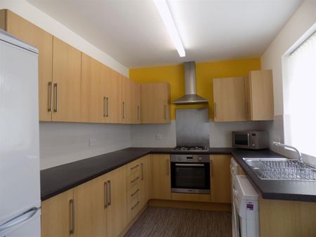 2 bedroom Flat To Let - Photo 4