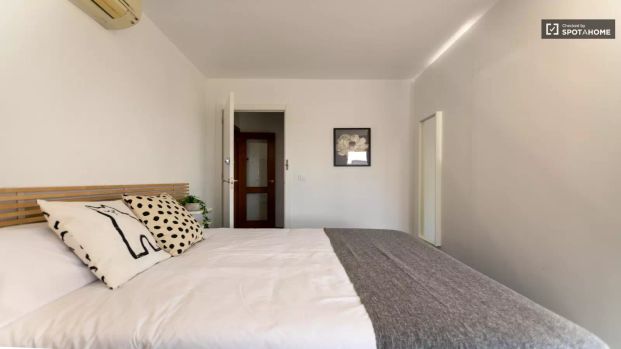 Room in a shared 6-bedroom apartment for rent in Ciutat Jardí, Valencia. - Photo 1