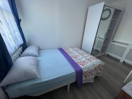 4 bedroom end of terrace house to rent - Photo 5