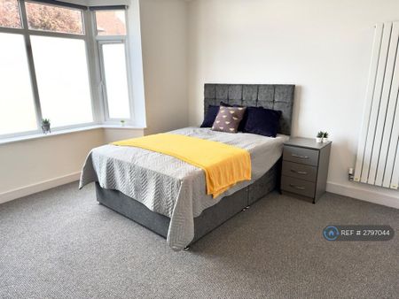 1 bedroom in a house share to rent - Photo 3