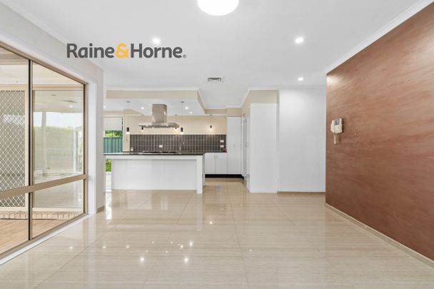 BEAUTIFUL FAMILY HOME!! - Photo 1