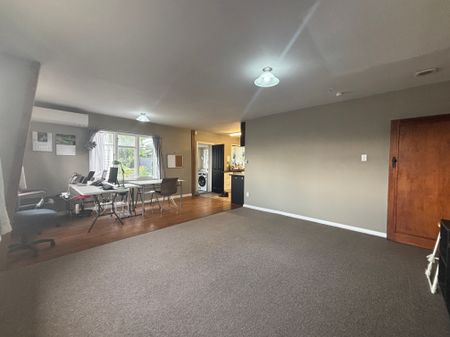 Spacious Living - Photo 5