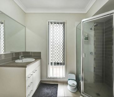 Pool side living in peaceful Mount Low - Photo 1