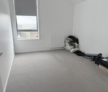 Near new large family home in Woodridge - Photo 4