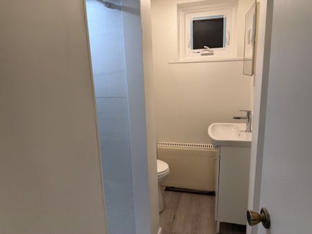 For Lease - 11 Parkwood Avenue Unit# Lower, Toronto, Ontario - Photo 5