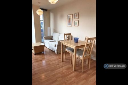 2 bedroom flat to rent - Photo 2