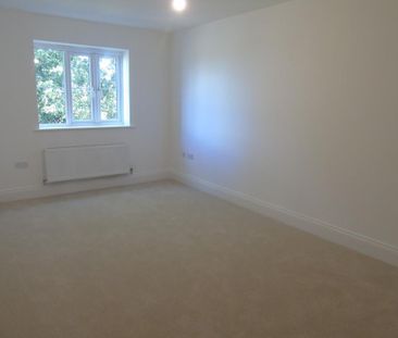 4 bedroom semi-detached house to rent - Photo 4