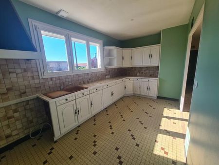 Location Maison 4 pièces 78m² MONTMORILLON 86500 - Photo 2