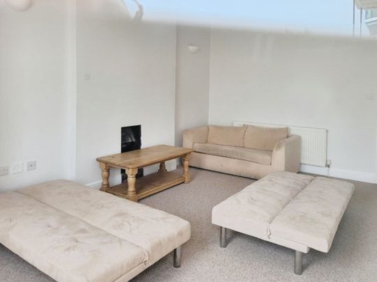 2 bedroom Flat To Let - Photo 1