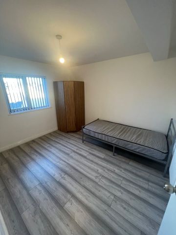 5 Bed Terraced House, Chippinghouse Road, S8 - Photo 2