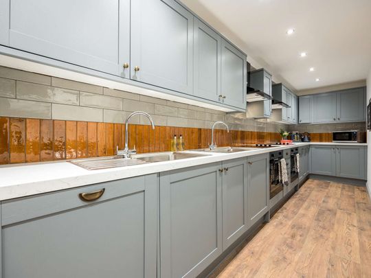 OX Living is proud to present this high-quality 9-bedroom co-living property, perfect for working professionals looking for stylish, stress-free living. Room 8 - Photo 1